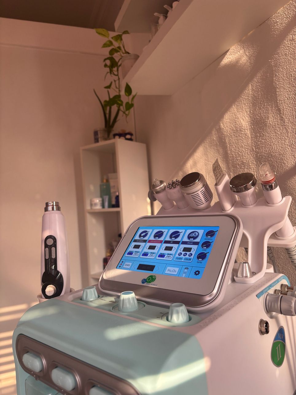 Equipo de aparatología facial en la cabina, con su pantalla y cabezales