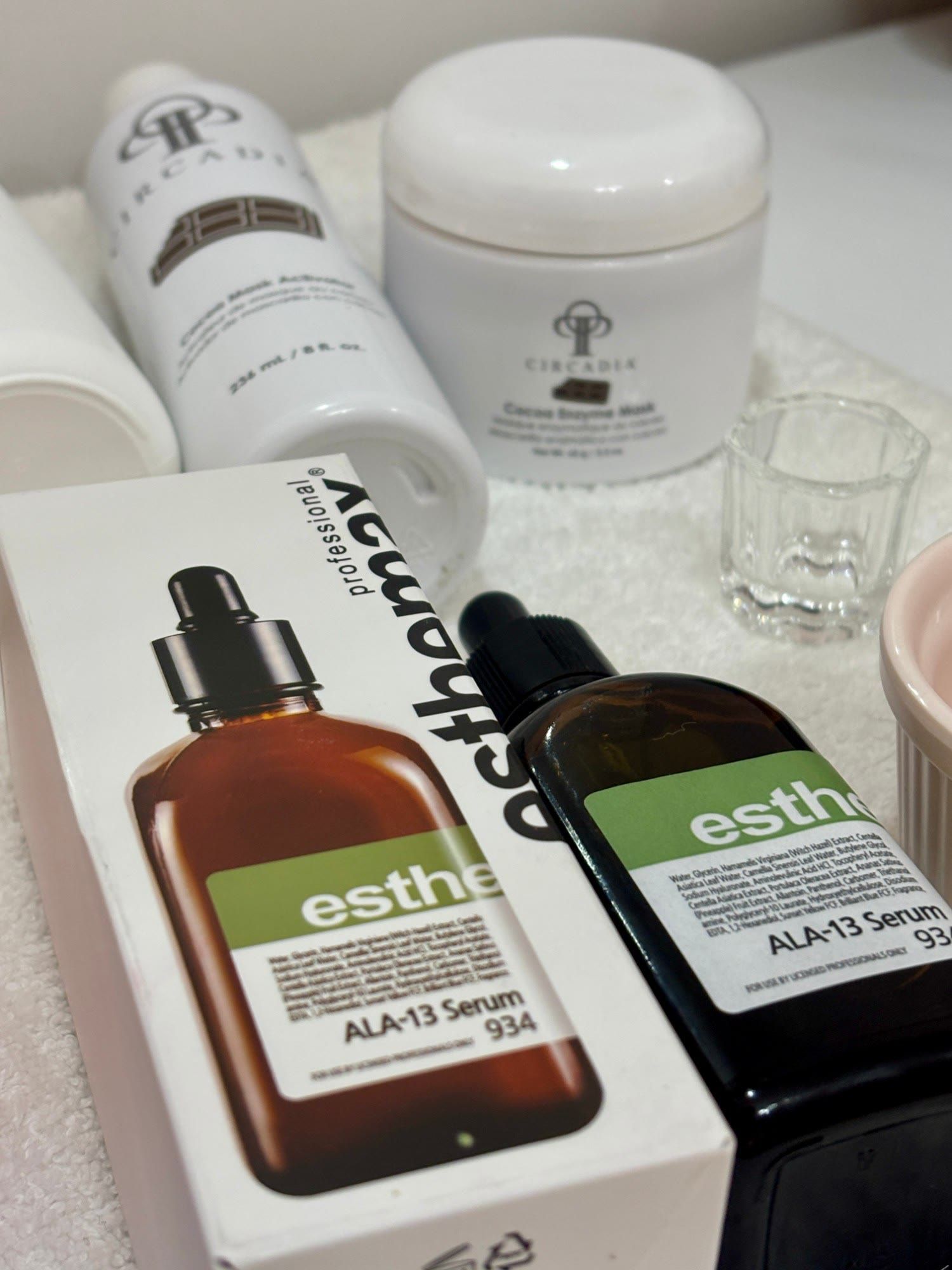 Productos profesionales de la cabina: mascarilla enzimática de cacao Circadia y sérum ALA-13 de Esthemax