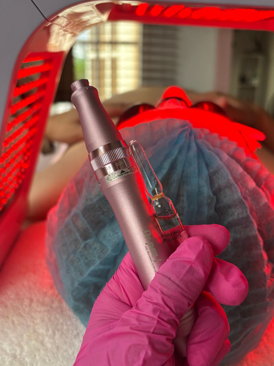Dermapen bajo luz roja durante un protocolo DermaGlow