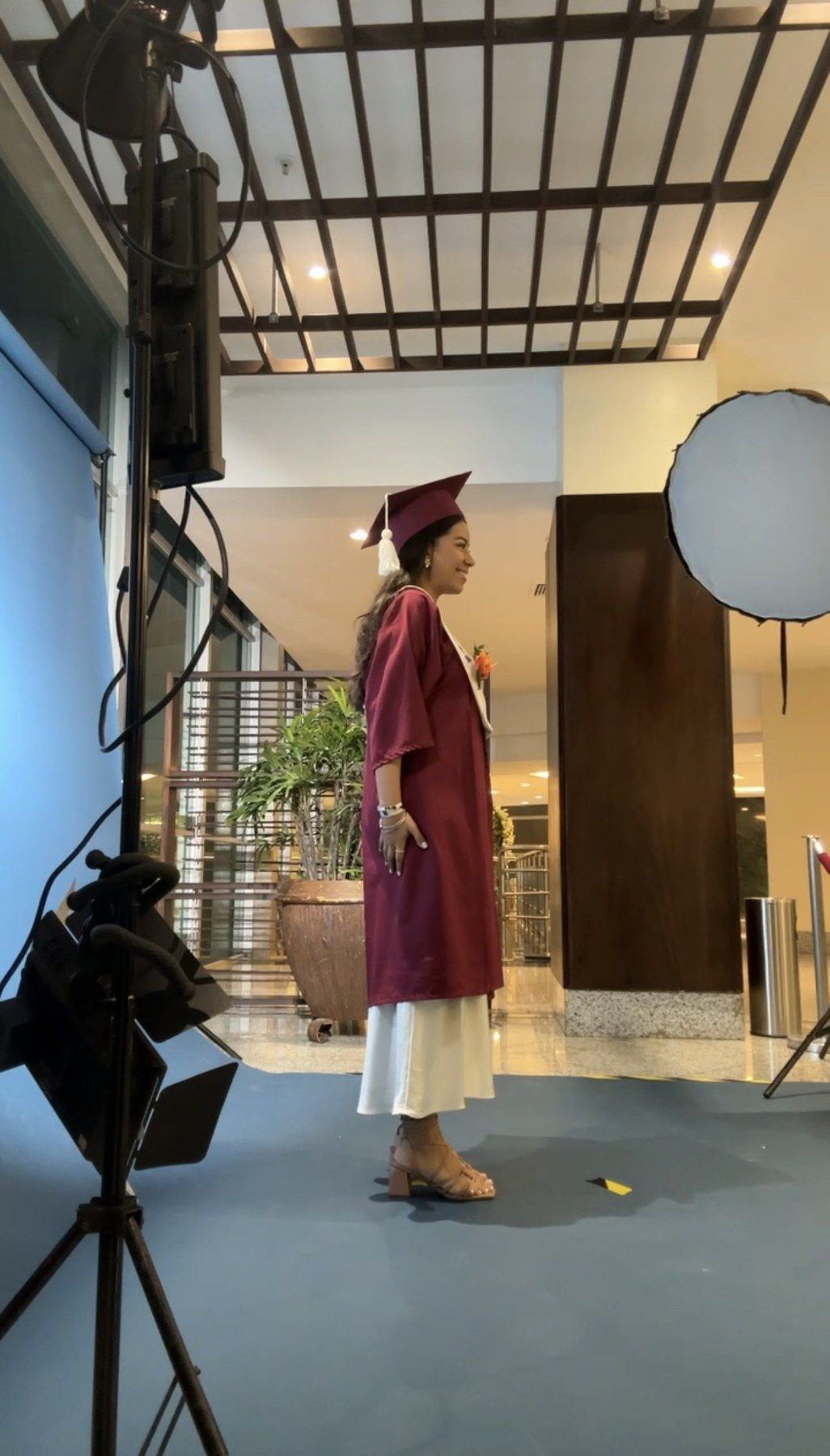 Ambar, con toga y birrete, en la sesión de fotos de su graduación