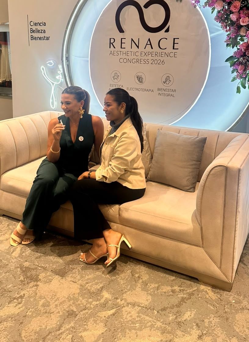 Ambar conversa con la directora Esperanza Ferra Soto en el sillón del congreso RENACE 2026